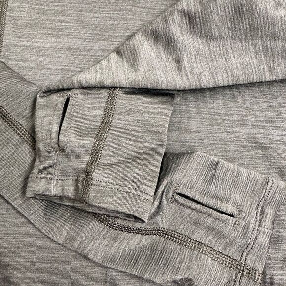 EUC Under Armour Women’s Black Long Sleeve Long Sleeve Shirt Thumb Holes- Size S - Picture 3 of 5